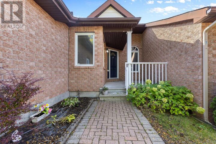 Property Photo: 17 Quinterra Court ON K1V 1K8