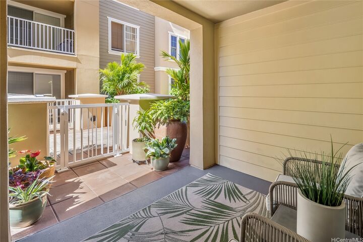Property Photo: 520 Lunalilo Home Road 6113 HI 96825