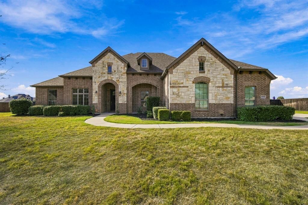 Property Photo: 5620 Limestone Lane TX 76065