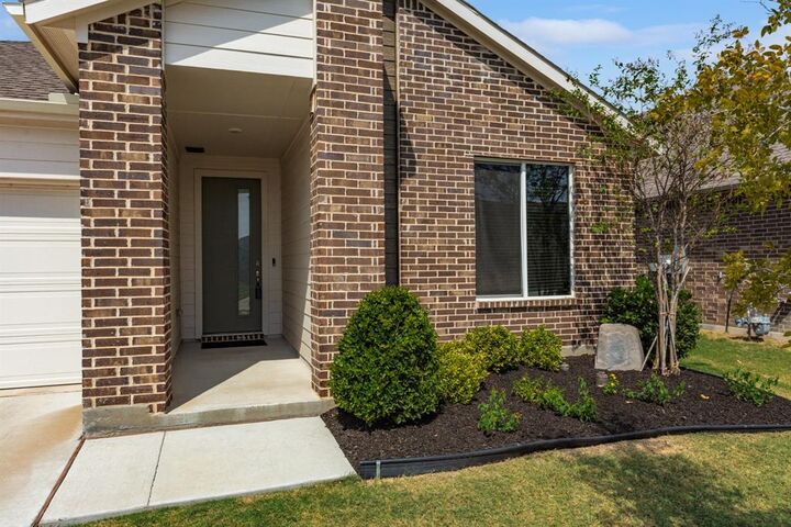 Property Photo: 1604 Woodpecker Street TX 76205