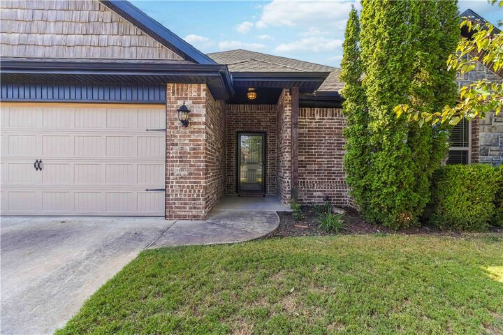 Property Photo: 5702 W Red Maple Drive AR 72758