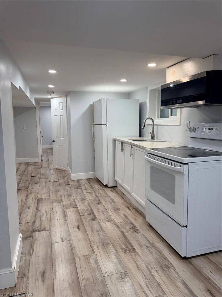 Property Photo:  411 Paling Avenue Lower  ON L8H 5K3 
