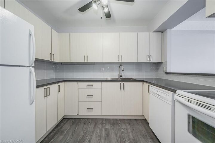 Property Photo:  18 Holborn Court 211  ON N2A 4A1 