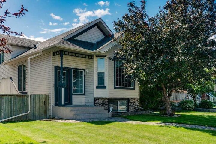 Property Photo:  279 Covehaven View NE  AB T3K 5S4 