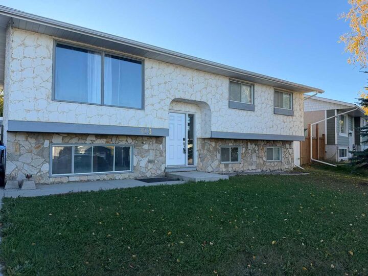 Property Photo:  113 Beaconwood Place  AB T9H 2S9 