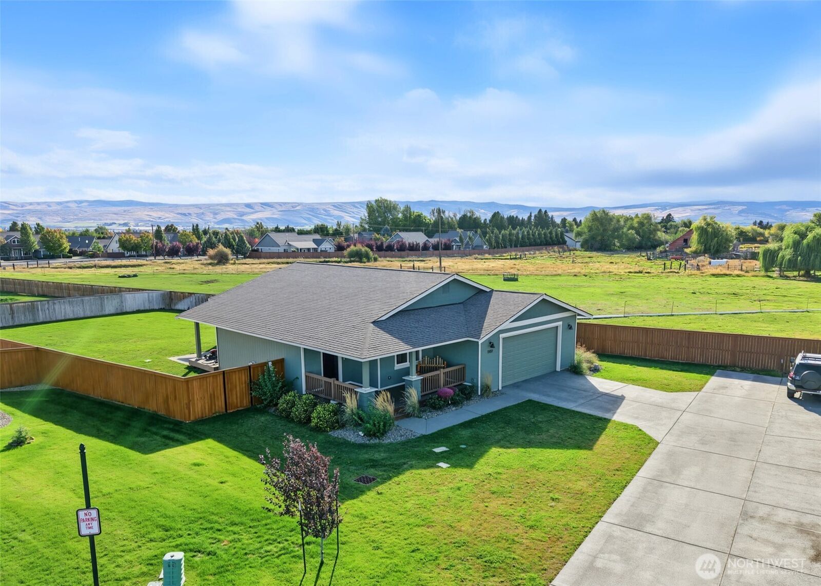 Property Photo:  1102 E Twilight Ln  WA 98926 