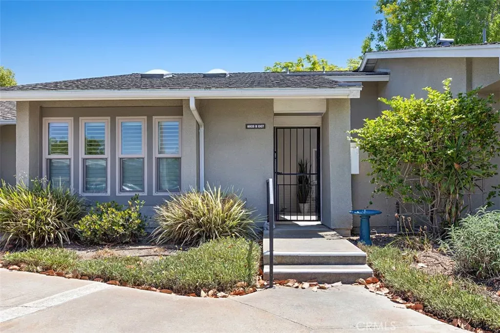 Property Photo:  8933 Yolo 1307-B  CA 92646 