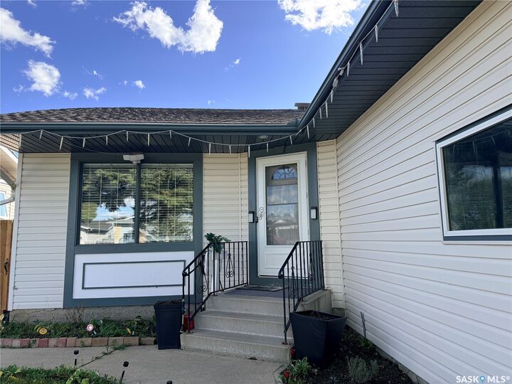 Property Photo:  119 Hall Crescent  SK S7L 7G7 