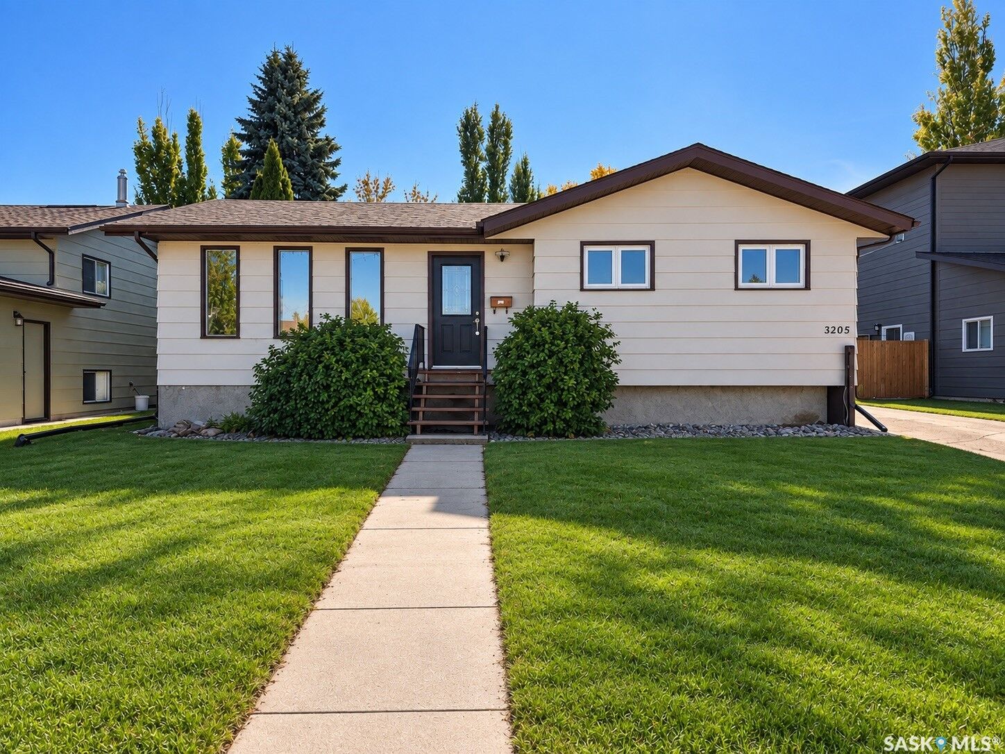 Property Photo:  3205 Bliss Crescent  SK S6V 7M1 