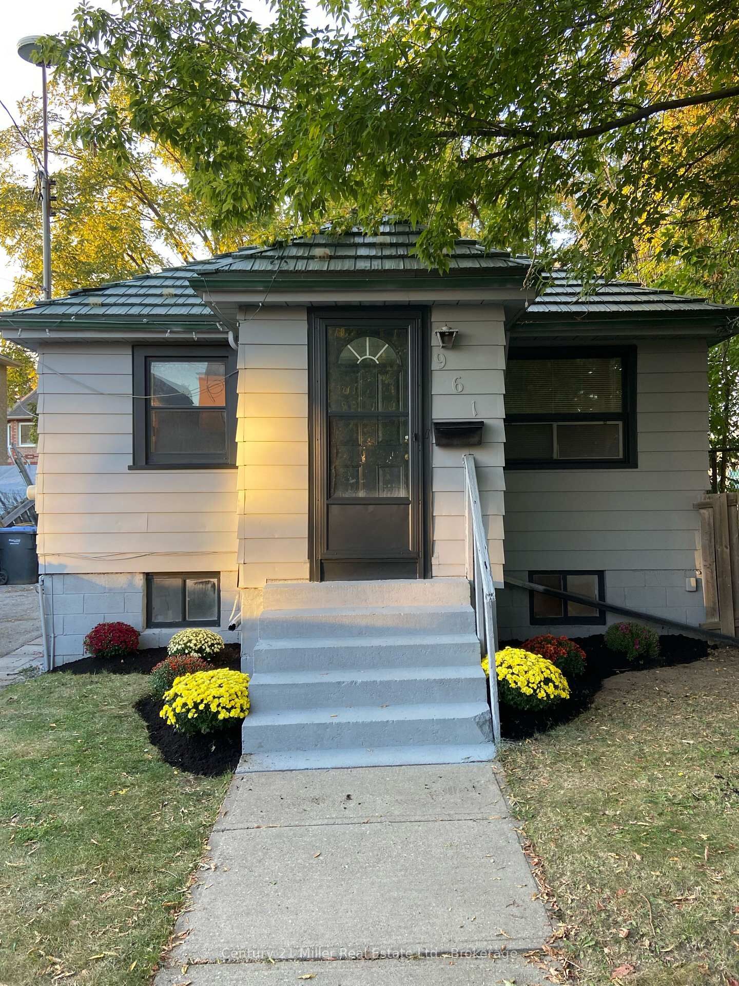 Property Photo:  961 Ninth Street  ON L5E 1S2 