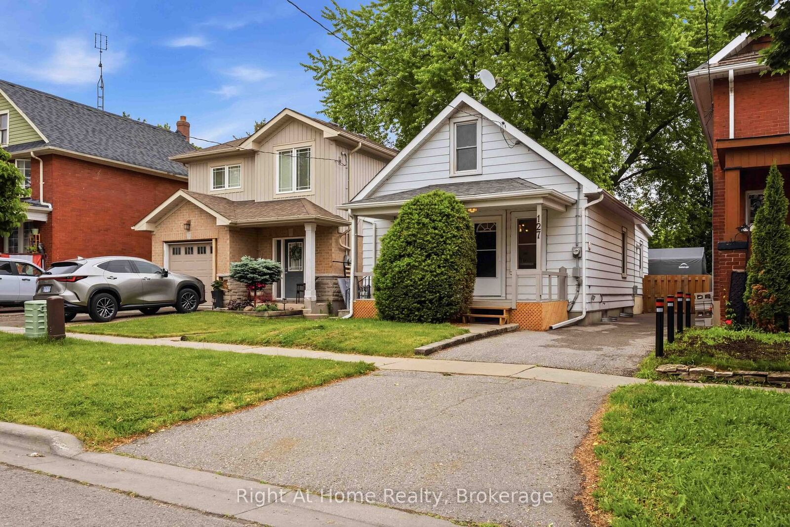 Property Photo:  127 Montrave Avenue  ON L1J 4R6 