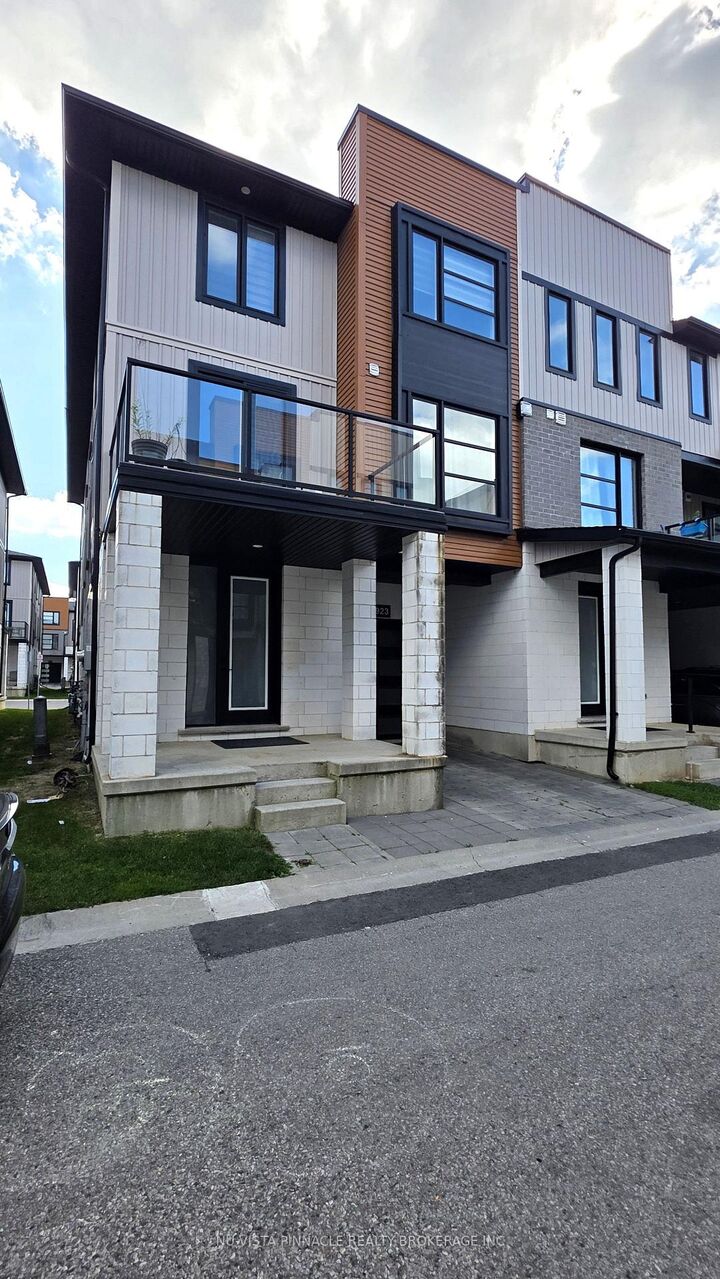 Property Photo:  923 Georgetown Drive  ON N6H 0J7 