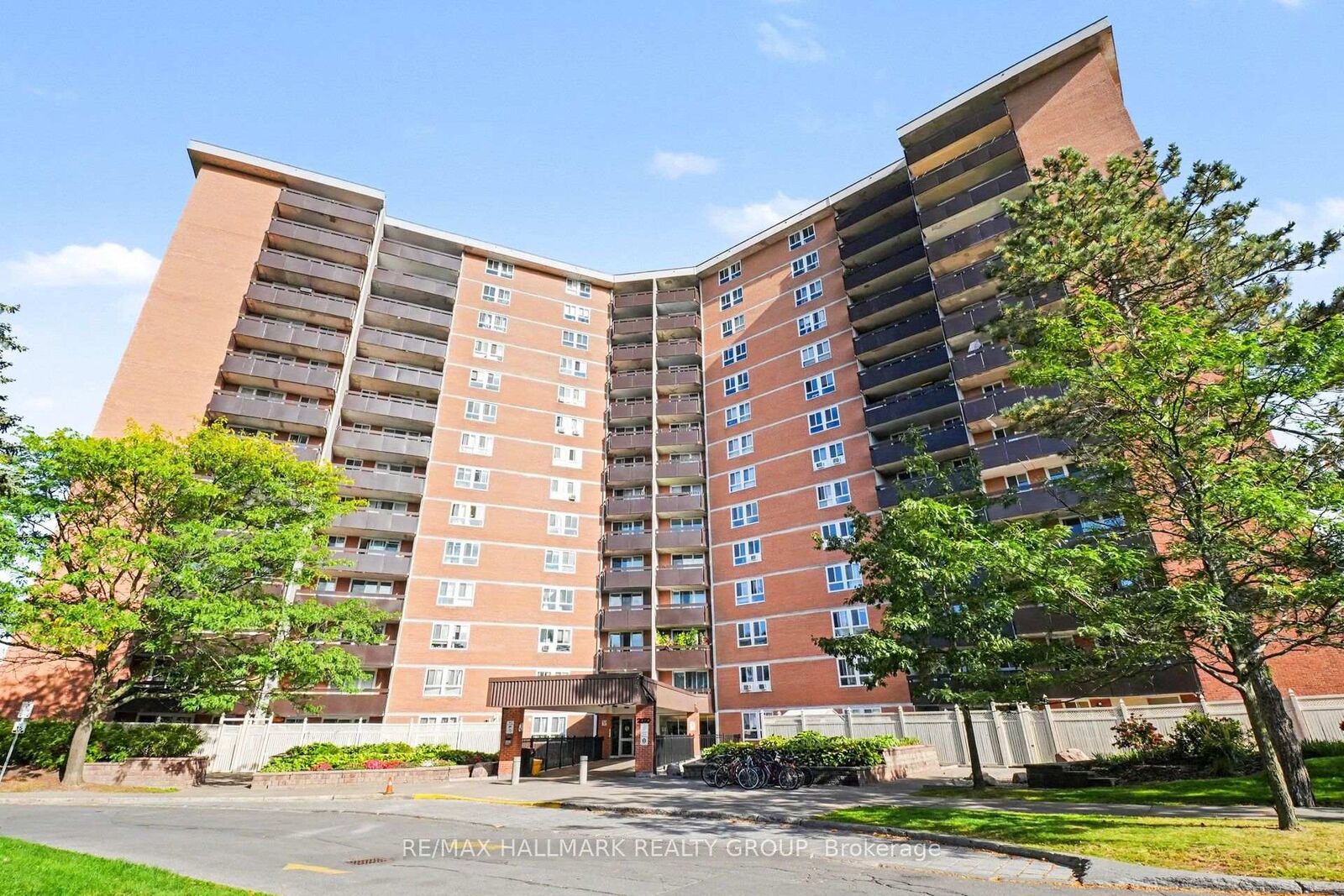 Property Photo: 2020 Jasmine Crescent 801 ON K1J 8K5