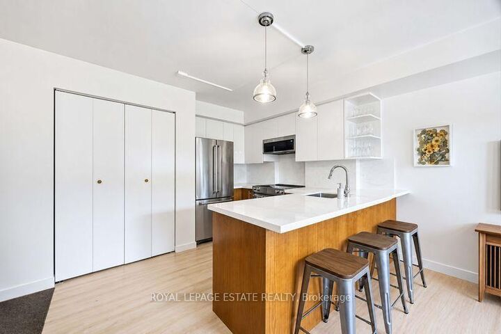 Property Photo:  140 Bathurst Avenue 203  ON M5V 3N8 