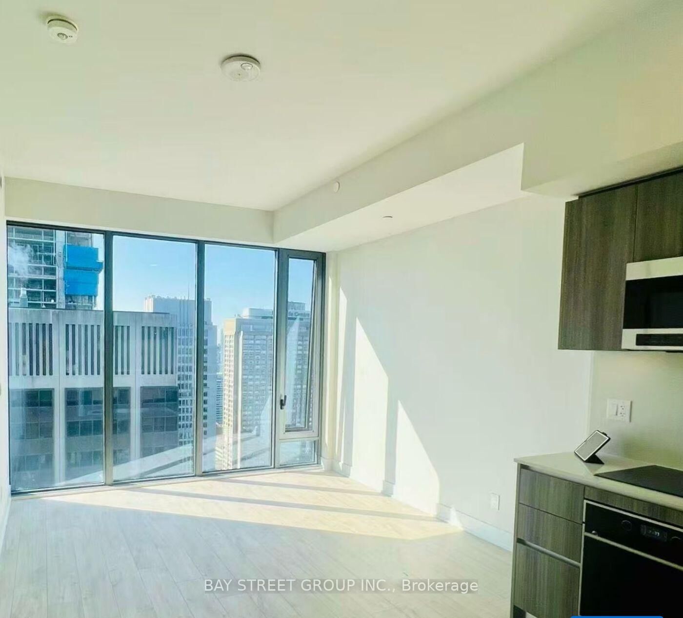 Property Photo:  8 Cumberland Street 4605  ON M4W 0B6 