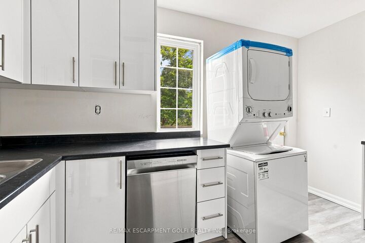 Property Photo:  256 Bay Street N  ON L8L 1M3 