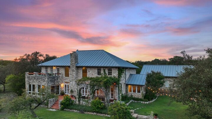 Property Photo:  