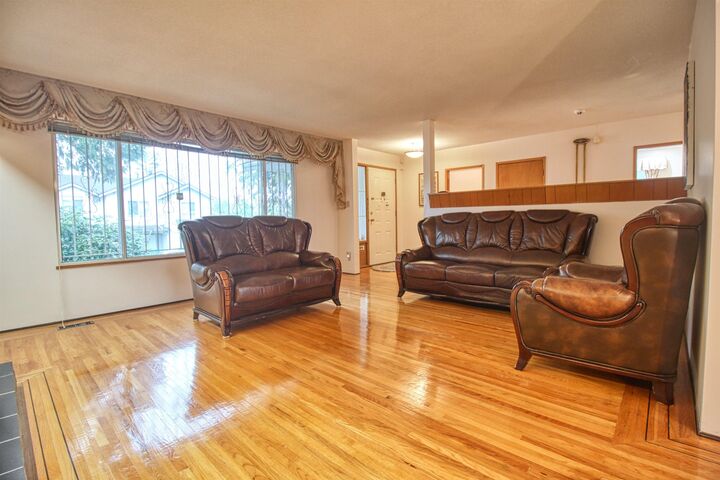 Property Photo:  904 E 52nd Avenue Top  BC V5X 1H2 