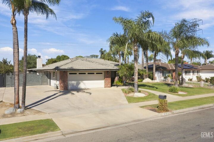 Property Photo: 10718 Dee Dee Avenue CA 93312