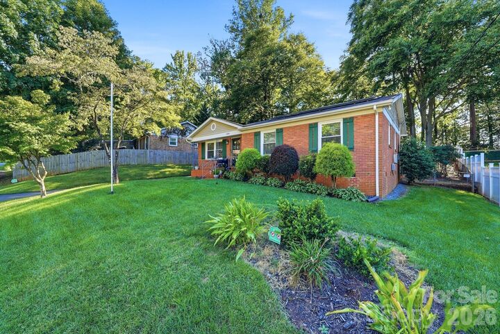 Property Photo: 1524 Lanewood Place NC 28208