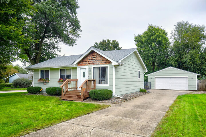 Property Photo: 1609 NW Greenwood Street IA 50023