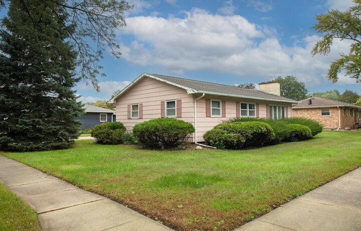 Property Photo:  802 11th Ave NW  IA 50677 