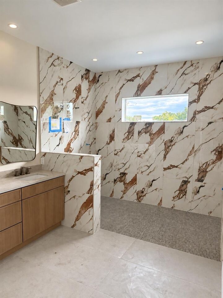 Property Photo: 205 N Woodlynne Ave FL 33609