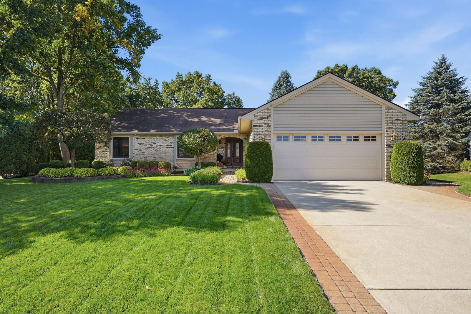 Property Photo:  29369 Hampton Court  MI 48165 