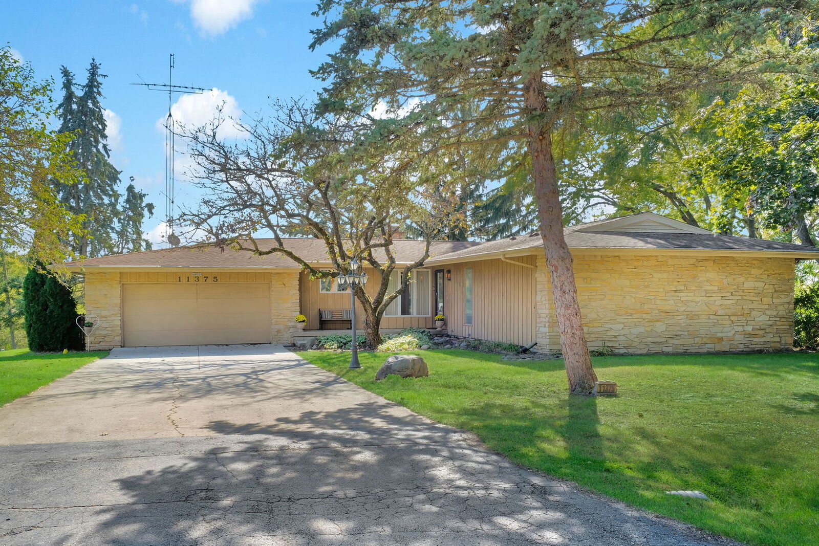 Property Photo:  11375 James Court  IL 60135 
