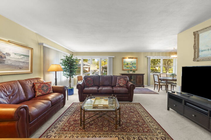 Property Photo:  162 E Jackson Street  IL 60126 