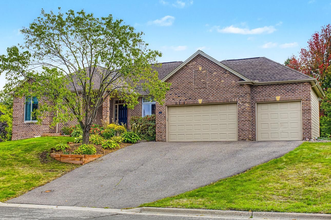 Property Photo:  818 Park Place Drive  MN 55118 