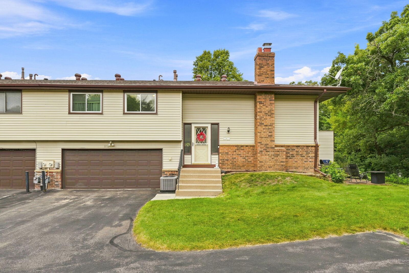 Property Photo: 1711 Hickory Hill Dr MN 55122