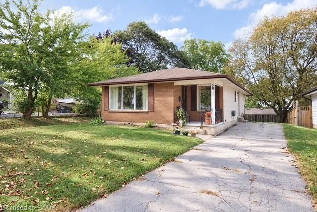 Property Photo:  90 Pepperwood Crescent  ON N2A 2R3 