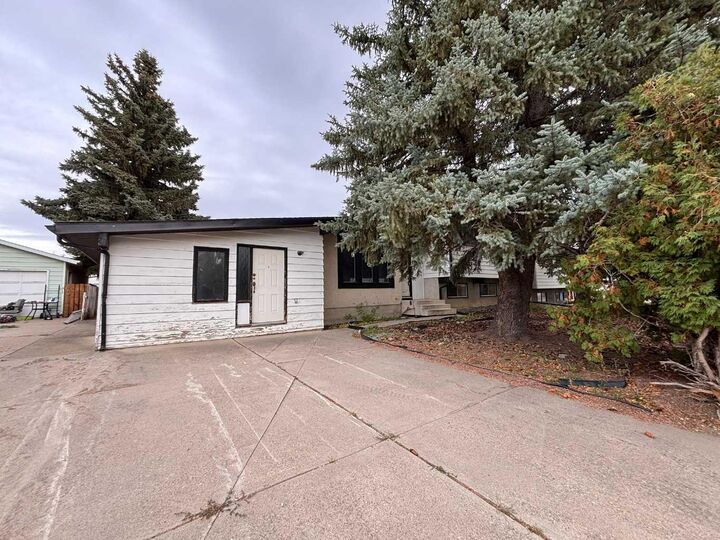 Property Photo:  924 19B Avenue  AB T1M 1B1 