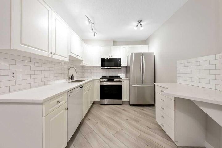 Property Photo:  20 Sierra Morena Mews SW 109  AB T3H 3K6 