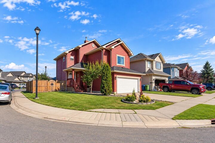 Property Photo:  1412 Bayside Avenue SW  AB T4B 2X4 