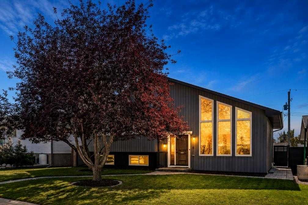 Property Photo:  169 Silver Mead Crescent NW  AB T3B 3W3 