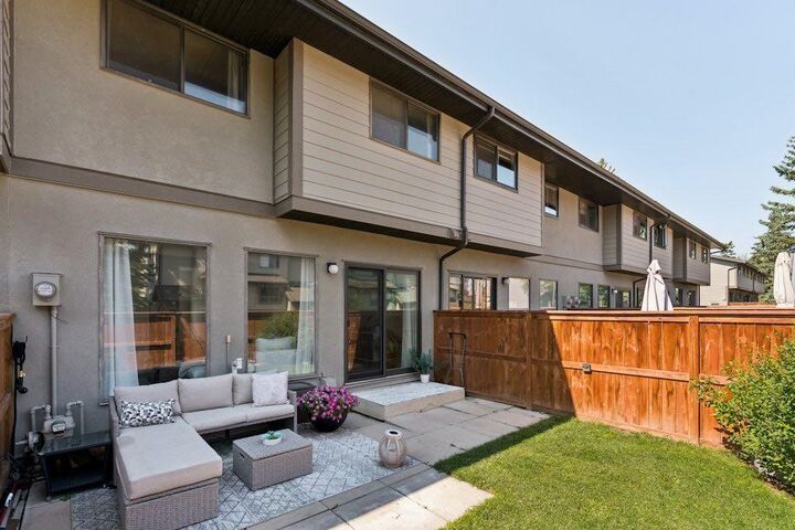 Property Photo:  5019 46 Avenue SW 9  AB T3E 6R1 