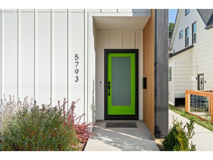 Property Photo:  5793 SE Ramona St  OR 97206 