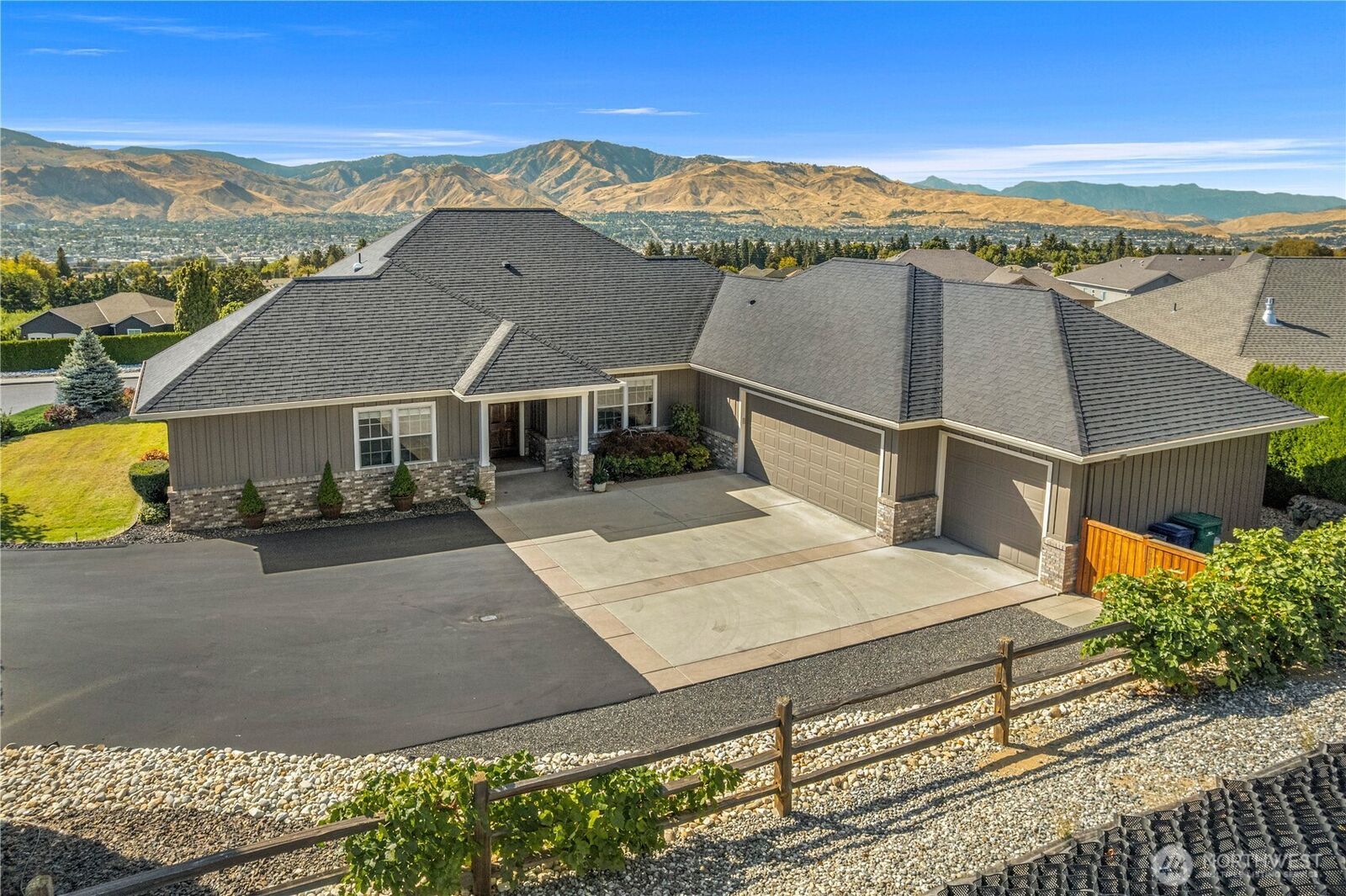 Property Photo: 855 Briarwood Terrace WA 98802
