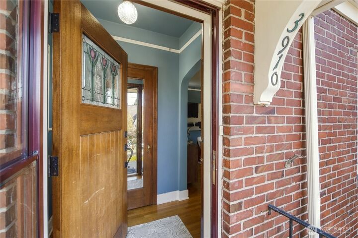 Property Photo:  3910  Woodlawn Avenue N  WA 98103 