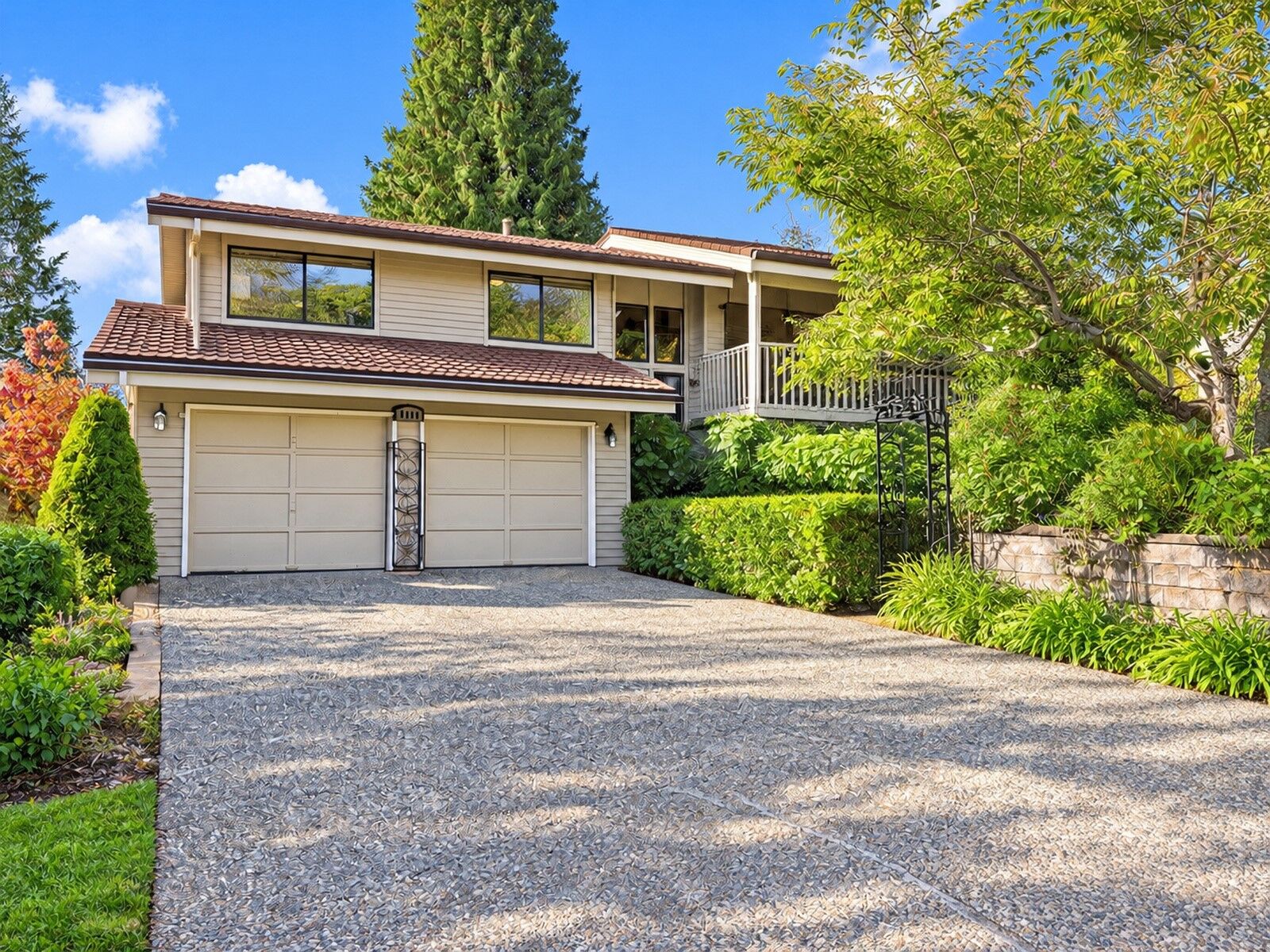 Property Photo: 5807 142nd Place SE WA 98006