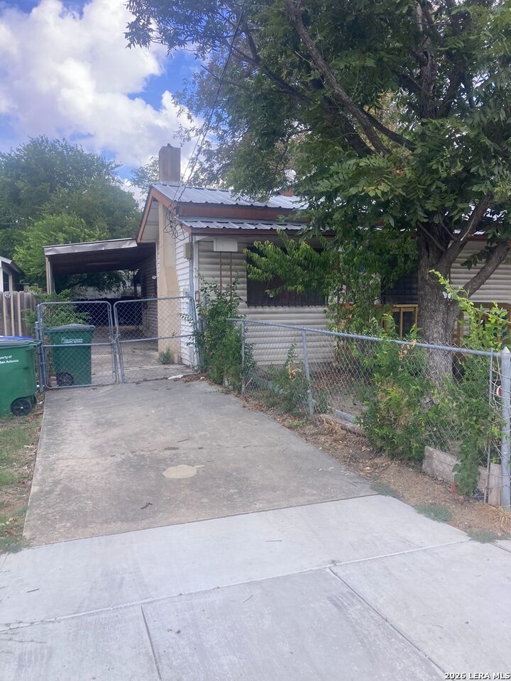 Property Photo: 651 Barrett Pl TX 78225