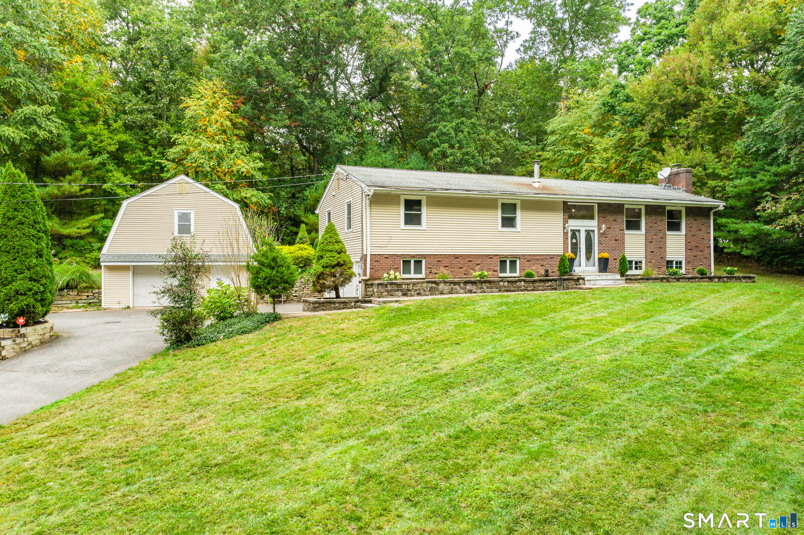 Property Photo:  508 Oakwood Drive  CT 06033 