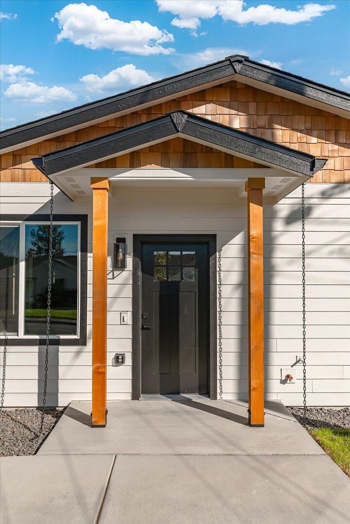 Property Photo: 2452 W Rowan Ave WA 99205