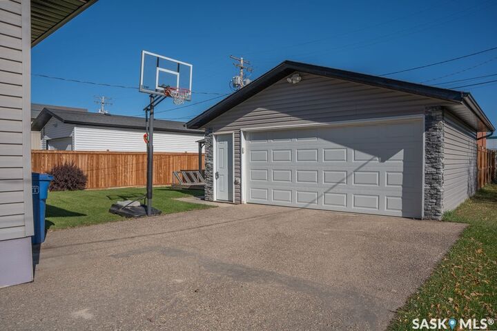 Property Photo:  624 10th Street  SK S0K 2A0 