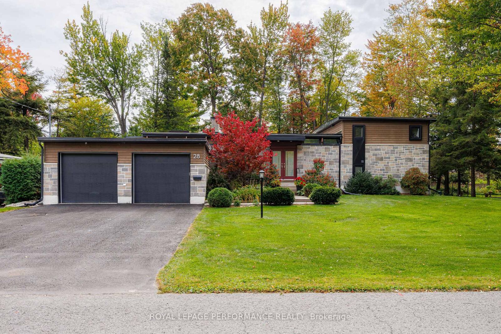 Property Photo: 28 Burnbank Street ON K2G 0H4