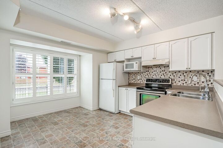 Property Photo:  1460 Bishops Gate 111  ON L6M 4N5 