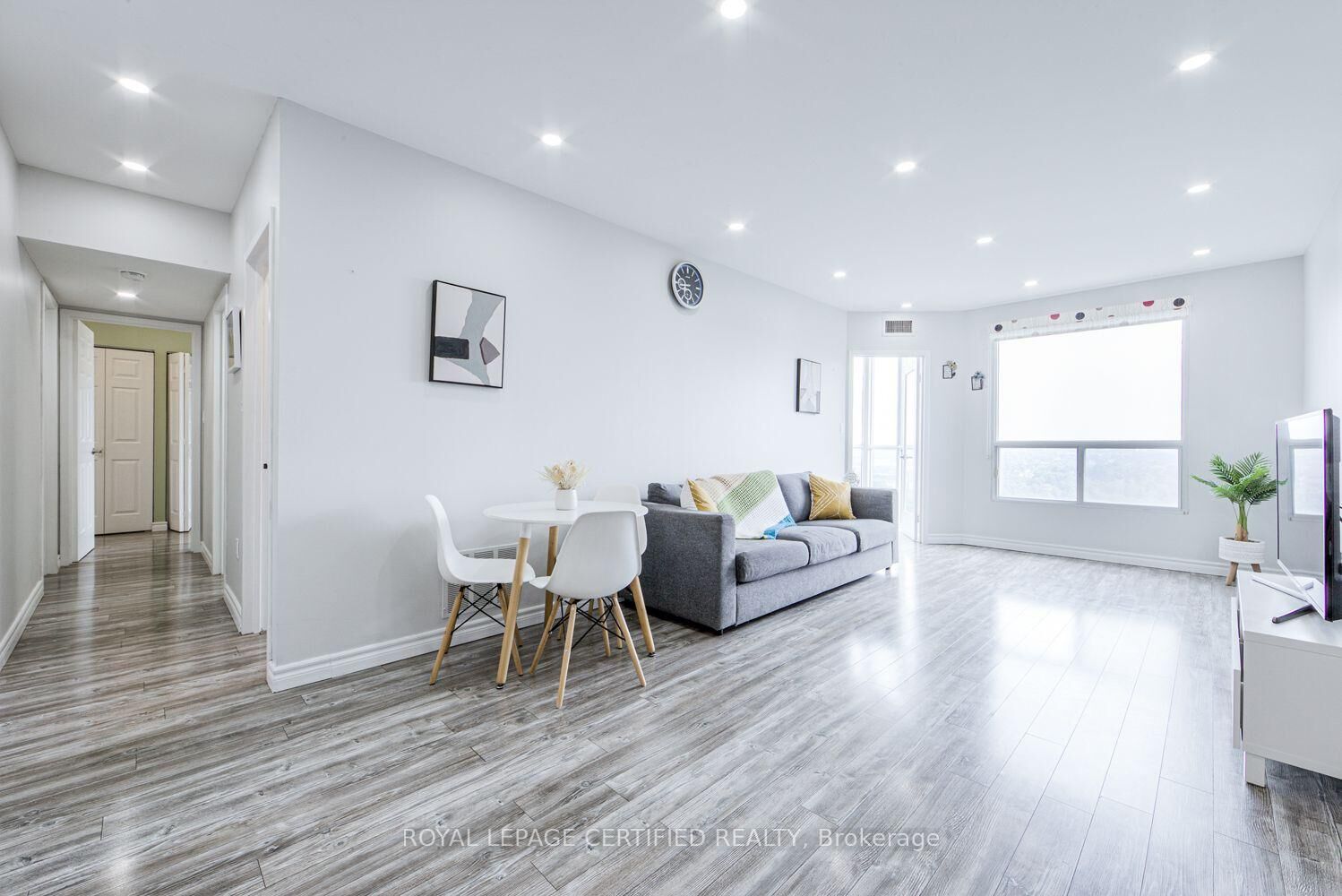Property Photo:  5 Concorde Place 1911  ON M3C 3M8 