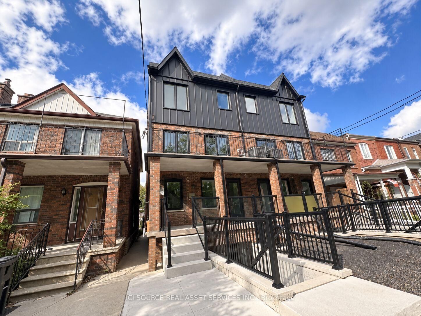 Property Photo:  150 Brunswick Avenue 4  ON M5S 2M2 